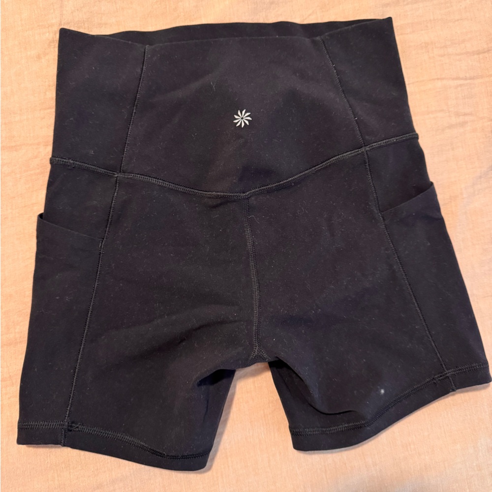 Athleta salutation stash 5” shorts NWOT